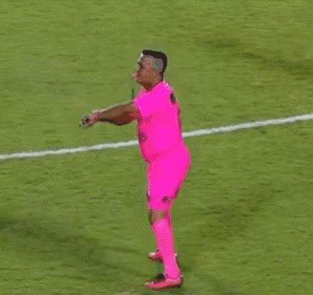 粉粉的裁判举止夸张，笑点满满，然而他却承受着巨大的委屈