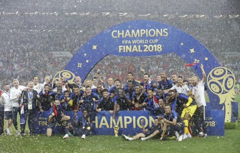 故主登基!法国队雨中捧杯,青春风暴席卷全球