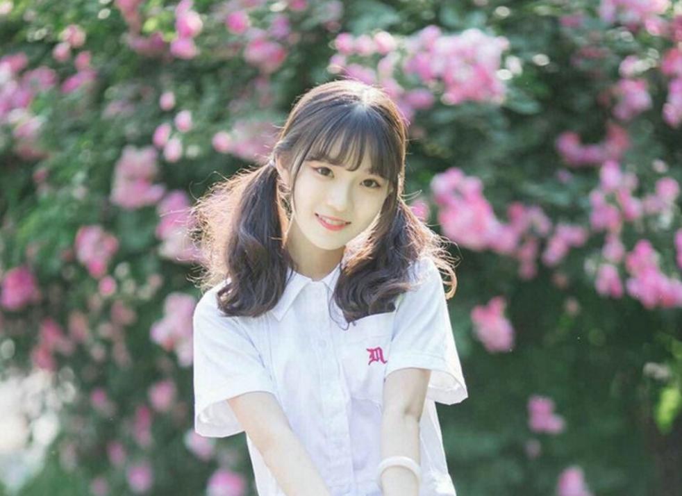 他的胸口也跟着闷闷地疼，连忙将她连人带被子抱了起来！