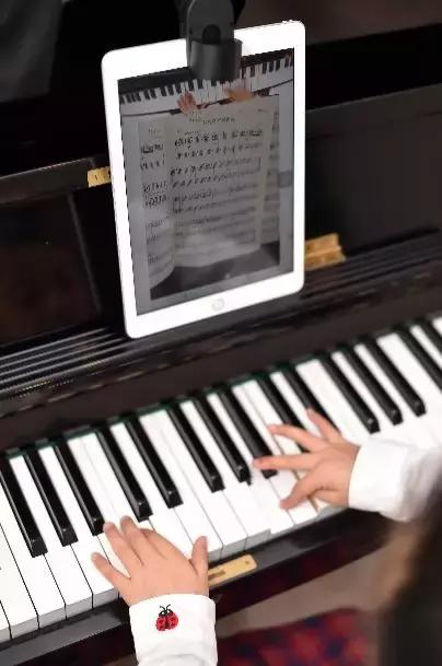 用“iPad+专利镜头”1对1陪练,妈妈再也不用担心孩子练琴了