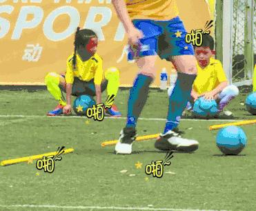 亲子足球传接球,亲子足球乐融融