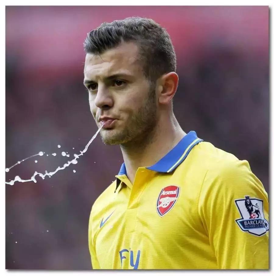 足球运动员喝水后为何又吐掉,足球运动员喝了水吐了什么意思