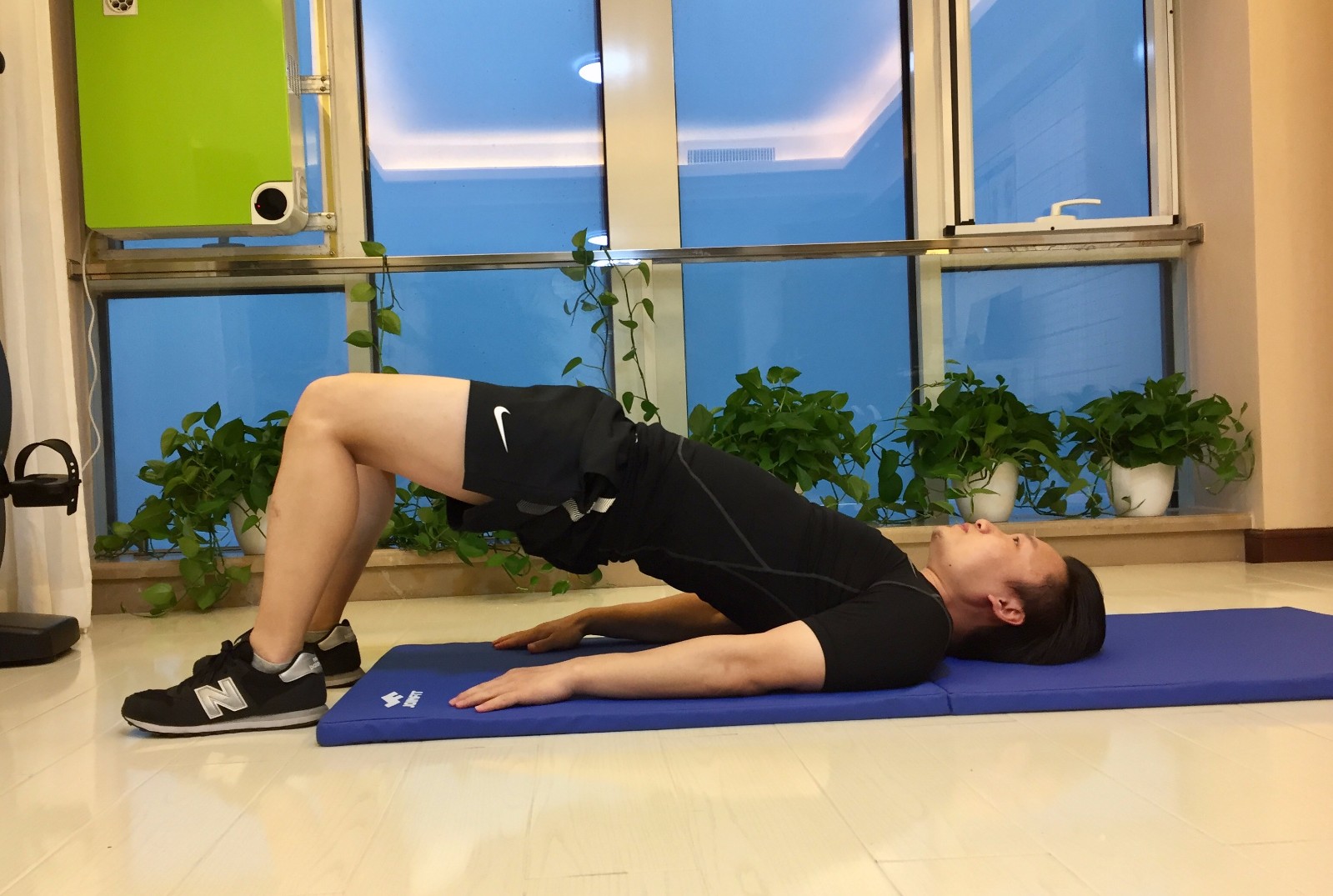 调整骨盆前倾的动作,骨盆前倾的手法复位