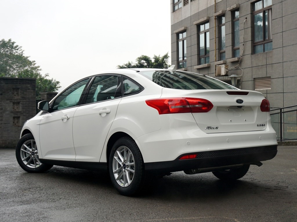福特福克斯三厢2021款stline试驾,福克斯active降价5万
