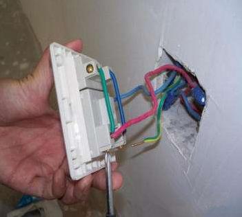 三孔插座零火接反可以用吗,三孔插座为什么有220v