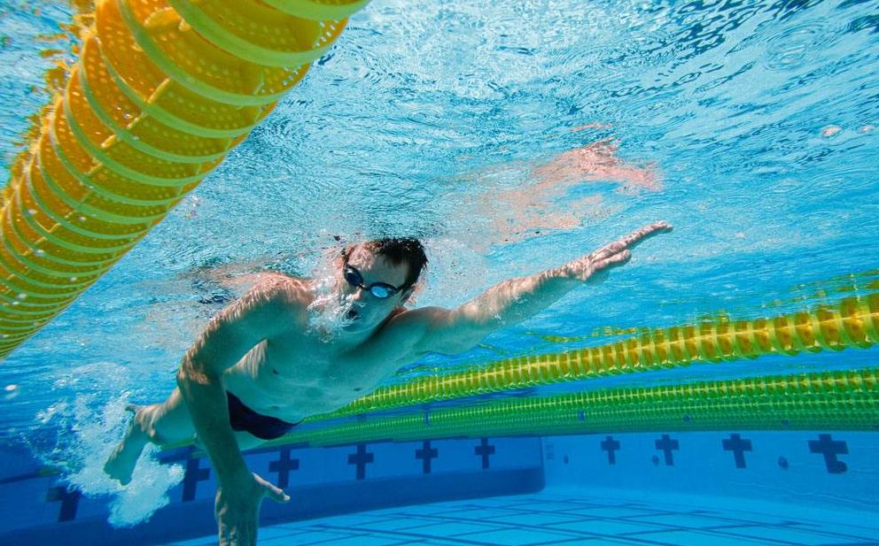 游泳哪个动作减肥最快有效,游泳减肥的正确方法快速甩掉脂肪