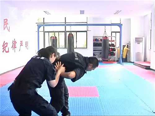 男子躲女厕趴地偷窥被抓现行,男子半年偷女租客18次