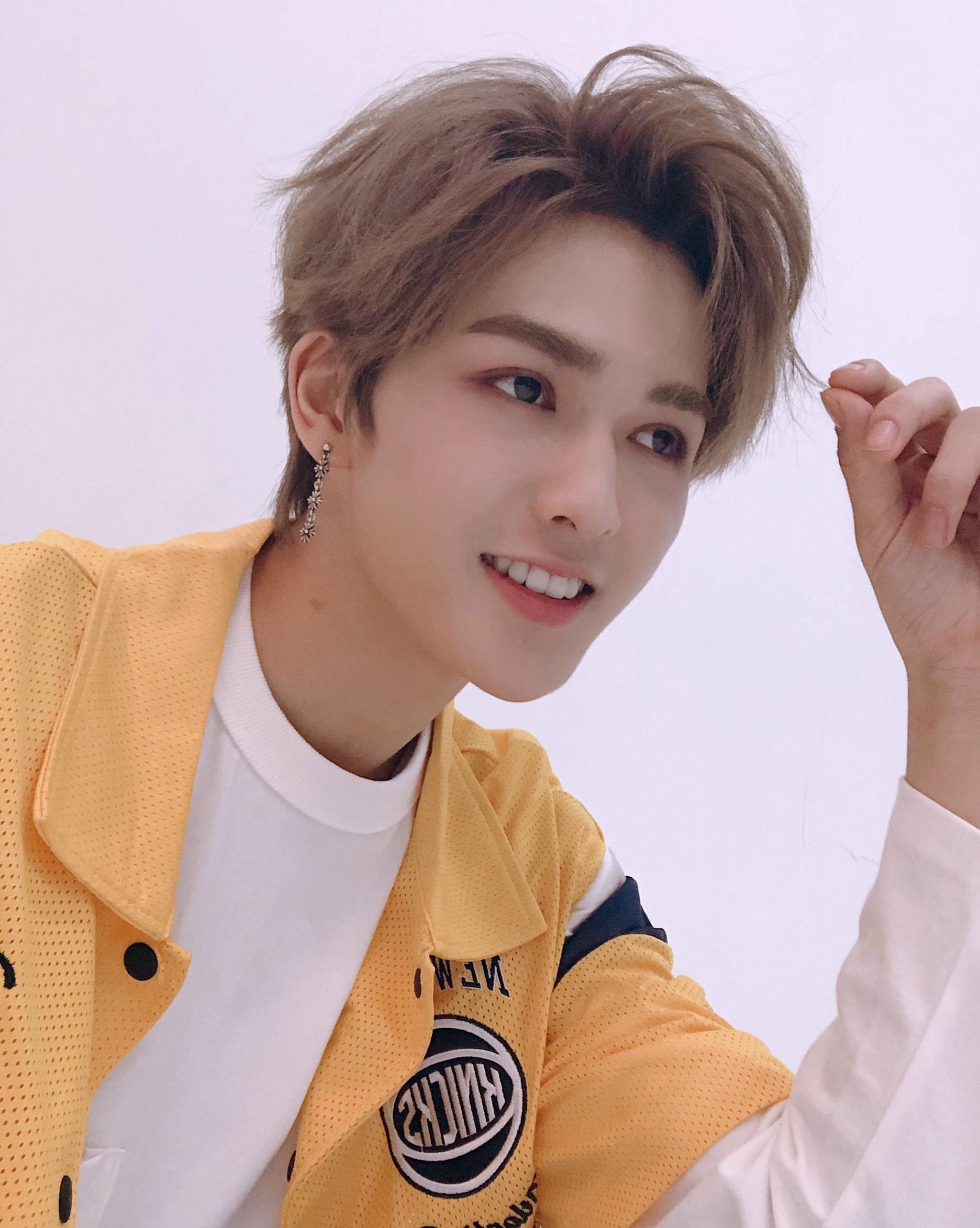 朱正廷歪头撒娇黄明昊,朱正廷吐槽捏脸