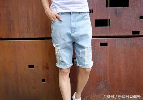 夏天的短裤潮男必备,男生夏日穿搭沙滩风白色短裤