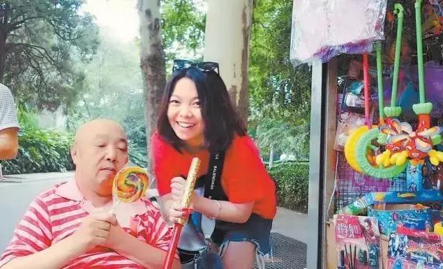 朋友圈戳中泪点的9组照片：当父母老得像个孩子……