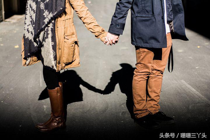 牵手旅行照片怎么拍,出门旅游情侣照怎么拍好看