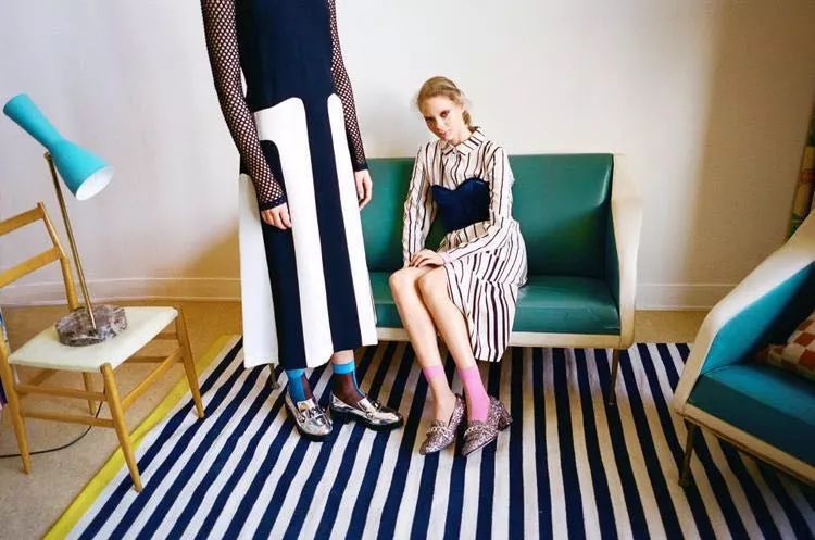 当我们穿着相同鞋子的时候,只有袜子能代表你的个性了