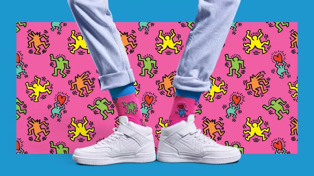 当我们穿着相同鞋子的时候,只有袜子能代表你的个性了