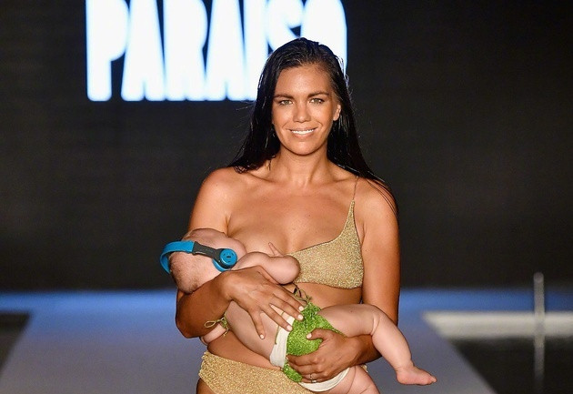 女模边哺乳边走秀，你怎么看待当众哺乳行为？