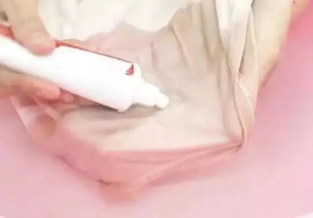 衣服上的陈旧油渍怎么洗得最彻底,清除衣服的顽固黄渍油渍最快方法