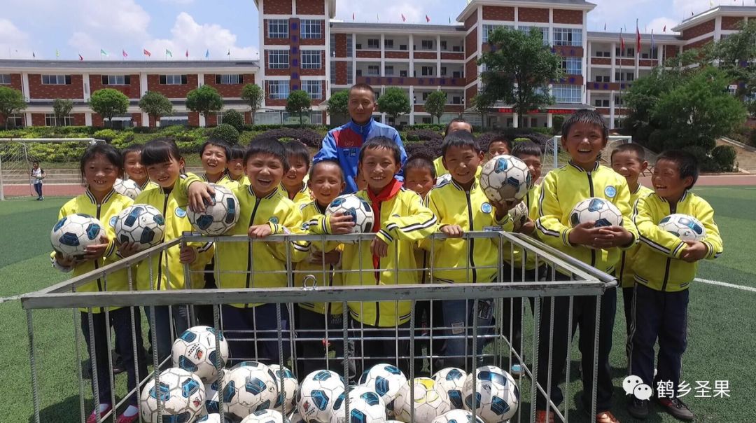 记者走访街头单车,共享单车的出镜记者