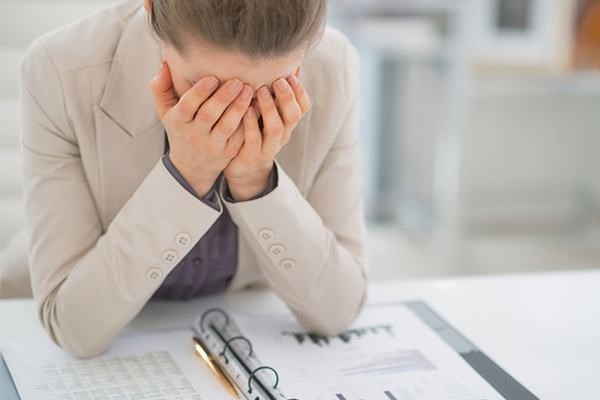 经常戴隐形眼镜有什么不好,为什么戴隐形眼镜一开始会辣眼睛