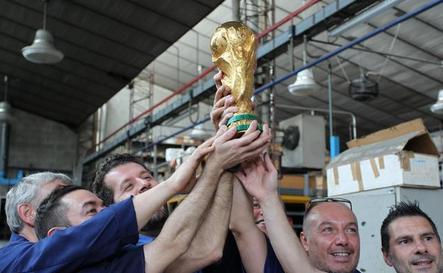 世界杯的大力神杯是纯金的吗,世界杯大力神杯制作成本