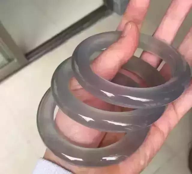 真正翡翠切出来的翡翠原石,翡翠原石开切制作成品全过程