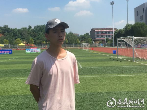 83名大学生志愿者助力青少年足球赛