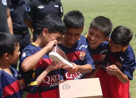 「发力基层」爱，在足球场上传递