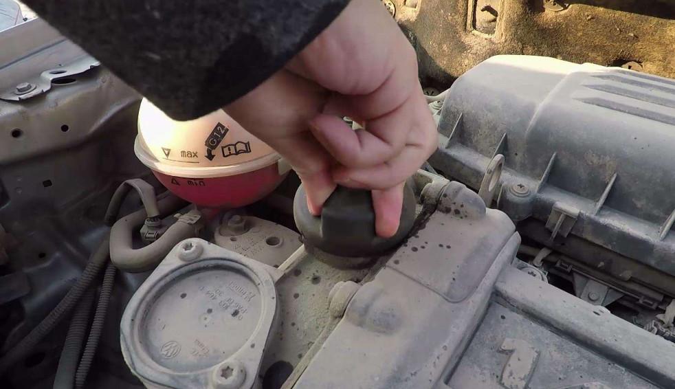 发动机水温太高报警了咋办?只要使出这3招,温度立刻降下来