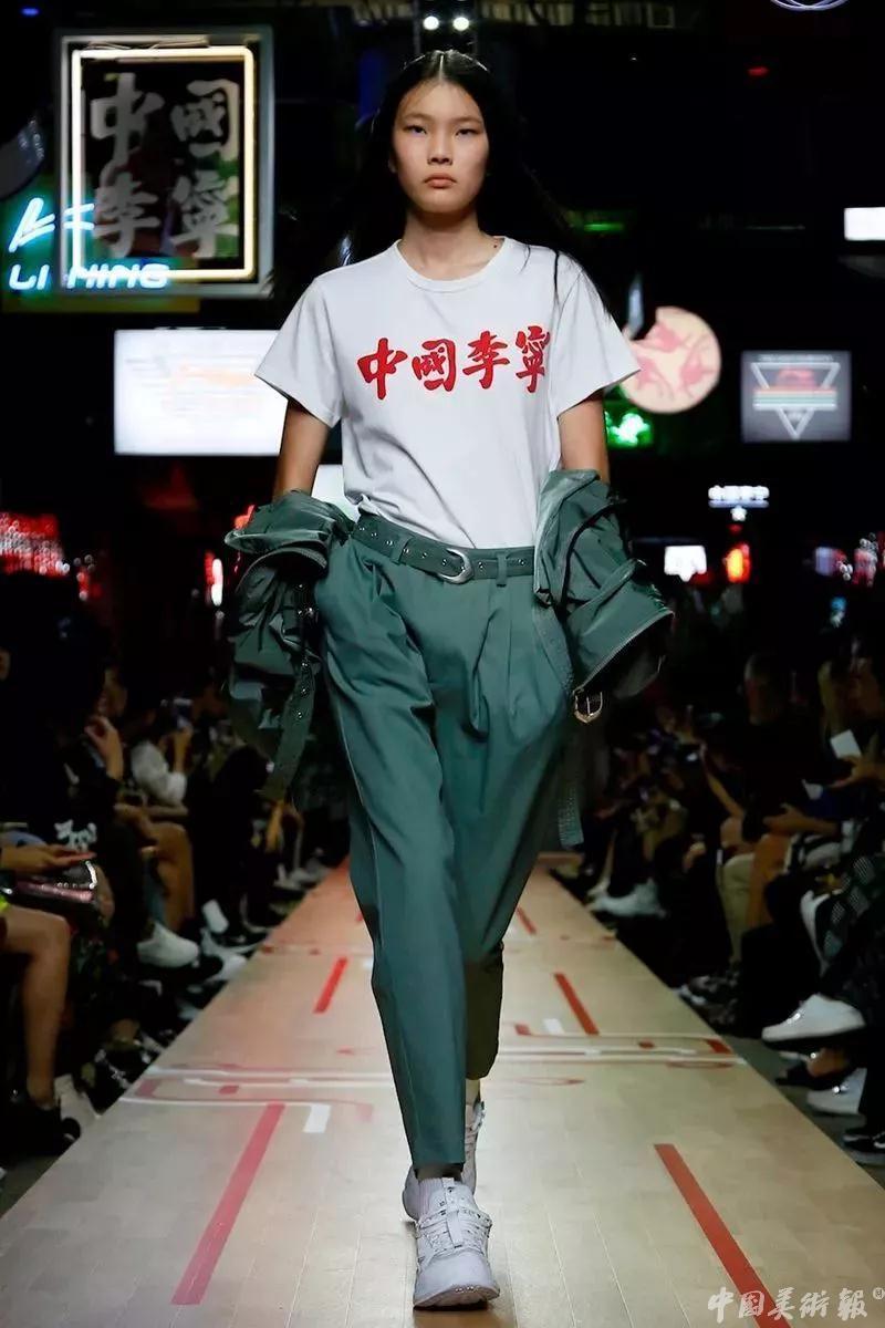 李宁拿大哥大短袖,2018年李宁纽约时装周