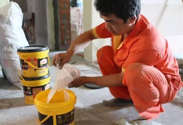 为什么新房装修好半年墙根返潮,为什么刚装修好的房子墙壁会返潮