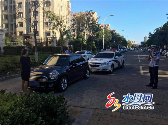 宝马女司机无证驾驶警车,女司机违反交通法规事件