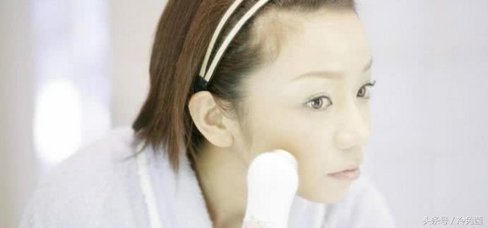 夏天脸部干燥起皮？这4件事一定要做好，让皮肤水嫩起来