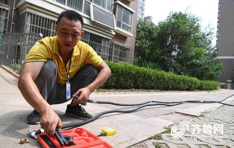 高温下的空调安装工用汗水送清凉,43度高温下安装空调