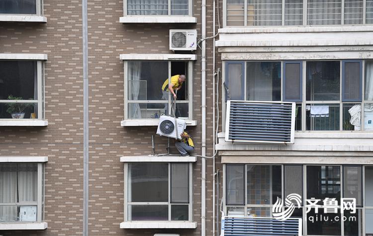 高温下的空调安装工用汗水送清凉,43度高温下安装空调