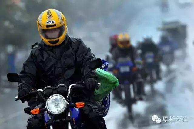 夏天雨天适合骑摩托车吗,新手雨天骑摩托车注意事项