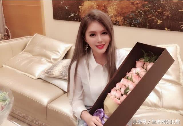 斗鱼“三骚”张琪格晒午饭，吃着馒头配辣酱，网友：又来骗礼物