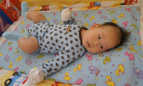 宝宝突然变得哭闹不止不睡觉,宝宝突然大哭不吃奶是什么原因