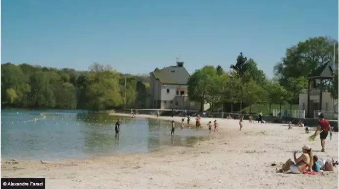 比基尼欧美风夏日沙滩,法国2019夏日沙滩比基尼泳装