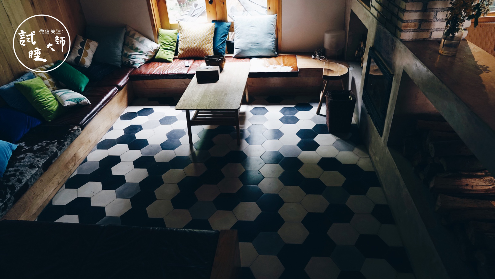 在梯田做成的无边泳池里游泳，私奔去这个隐秘山谷民宿做回野孩子