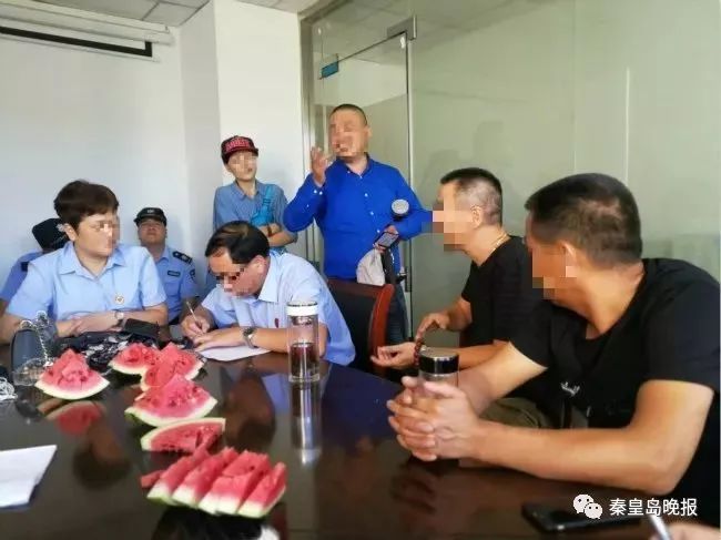 好气又好笑！一小区两位业主约架，准备徒手对决，结果……