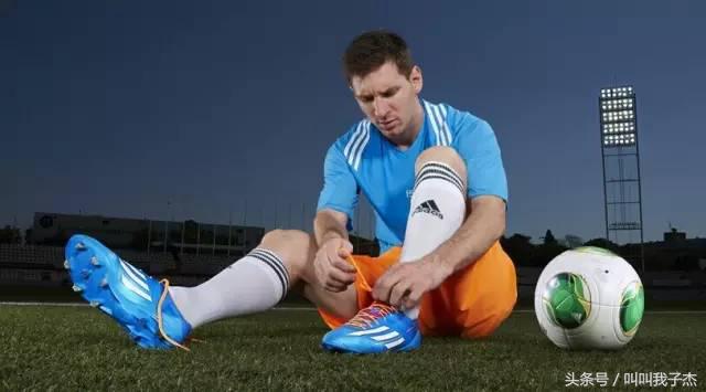 如何根据场地选择足球鞋,各种足球鞋适合什么场地