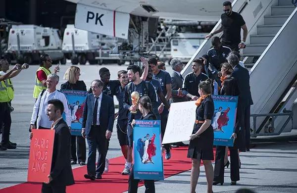 法胖带着法国队明星回家