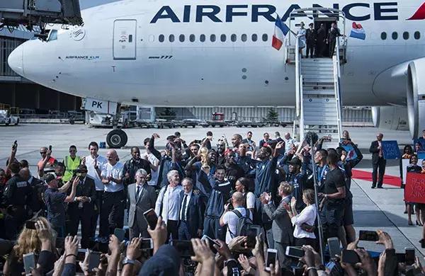 法胖带着法国队明星回家