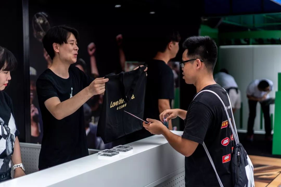 潮闻快食Champion推出金链设计!MMW曝光ALYX最新鞋款