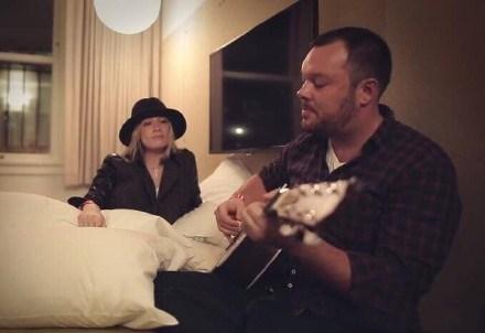 破产姐妹卡洛琳结婚了,网友:捧花快扔给Max吧!