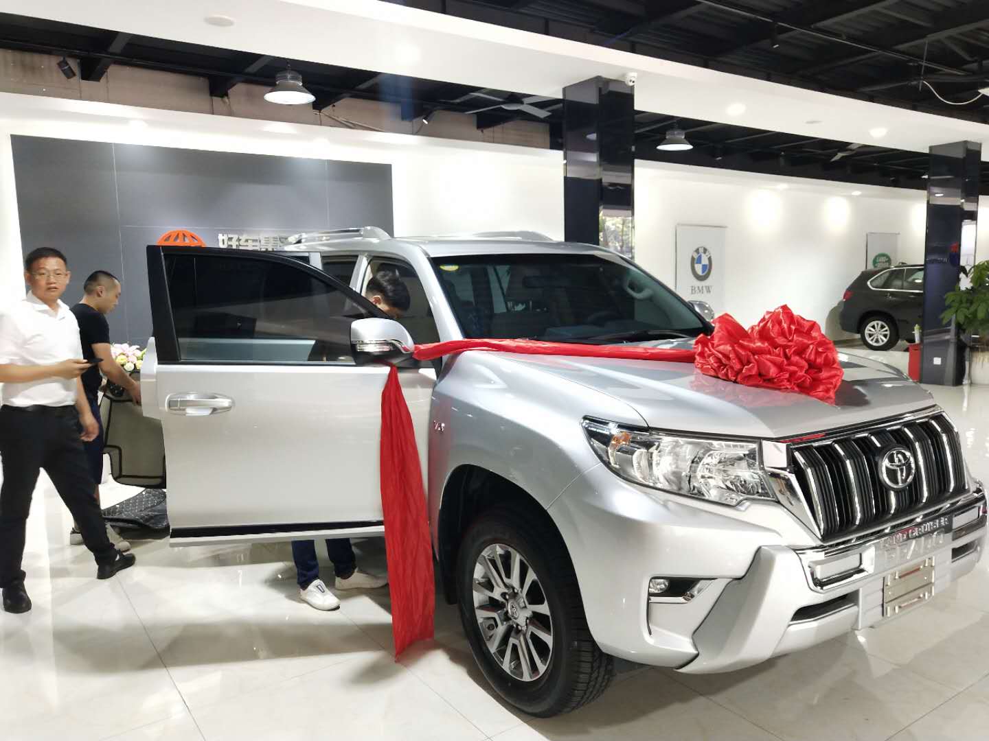 丰田霸道提车记，车主：朋友的2700太肉，所以直接选4000