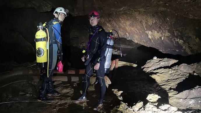 泰国足球队被困洞穴怎么救出来的,泰国洞穴救援纪录片therescue