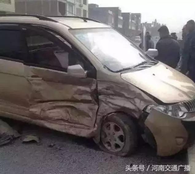 新手司机试驾五菱神车,新手司机连撞三辆车