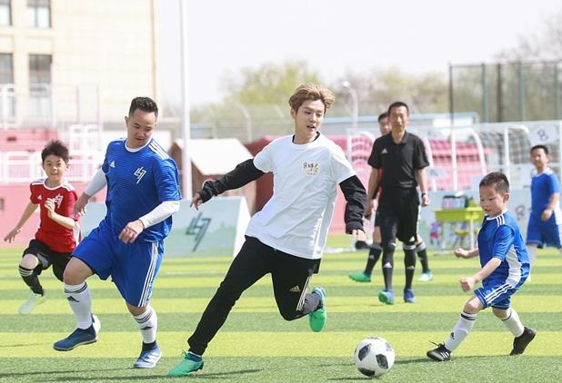 国足队长身形遭黑，连累鹿晗无辜躺枪，网友：鹿晗与英超失之交臂