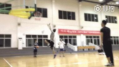 看了这动作，谁还说鹿晗是“娘炮”