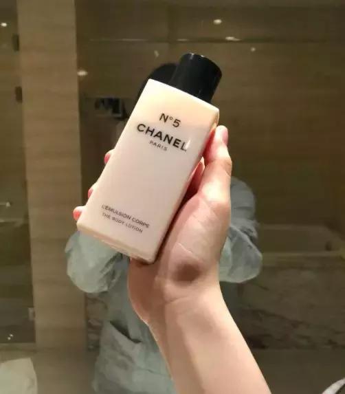 她用200万面霜公开打脸小红书女星？娱乐圈化妆品同款扒料！