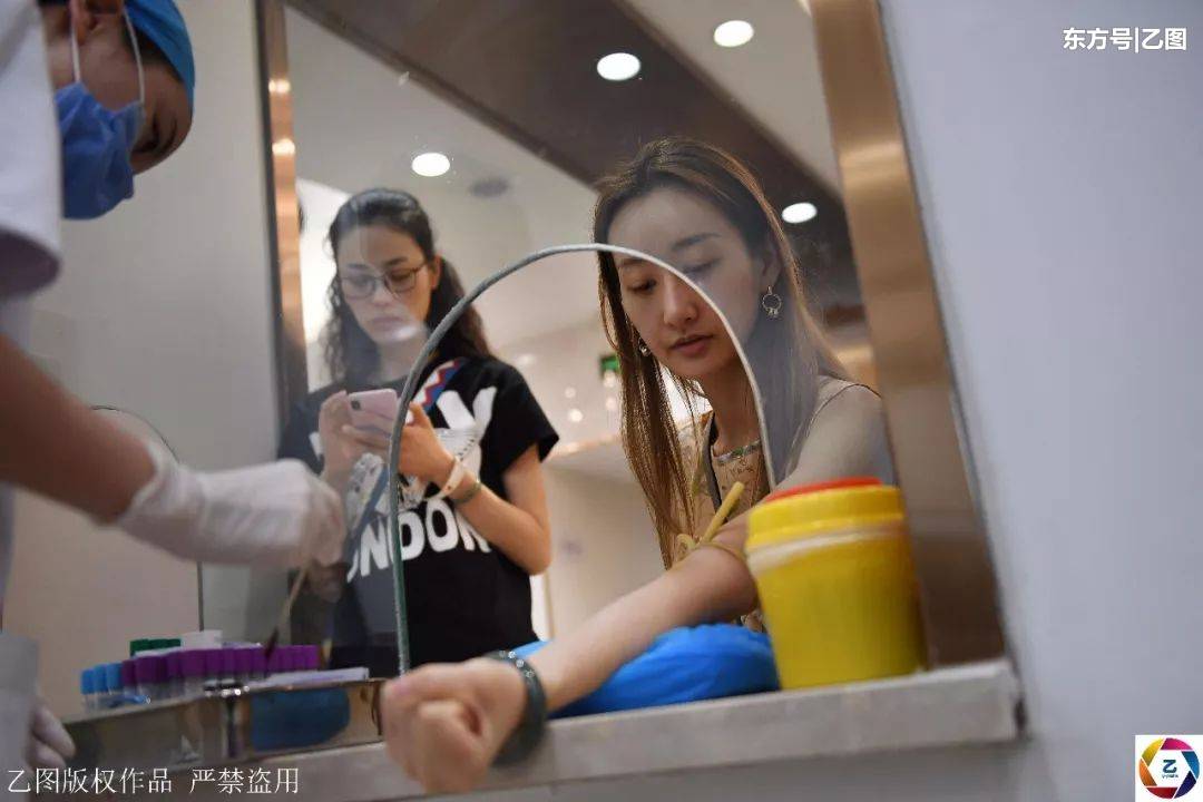 闂鸿湝涓や汉闅嗚兏,闂鸿湝鍚屾椂闅嗚兏